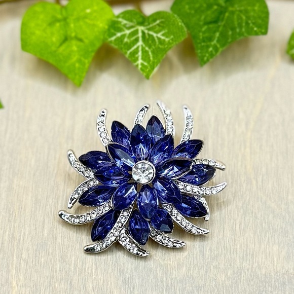 🌻 Crystal Flower Brooch - Picture 5 of 8